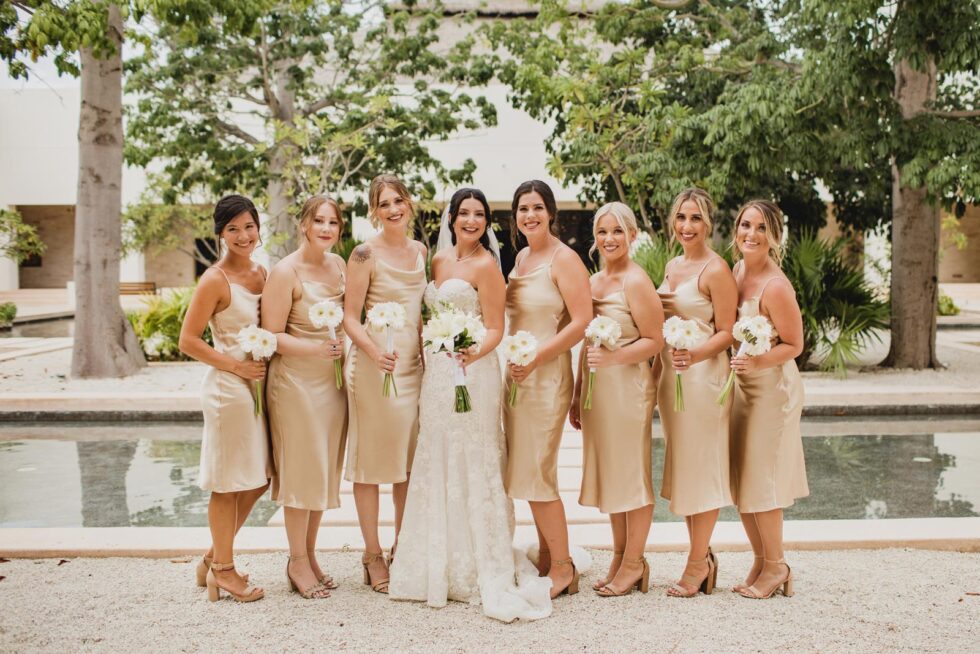 Why Bridesmaids Wear Same Dresses? Oaxaca Tradition.