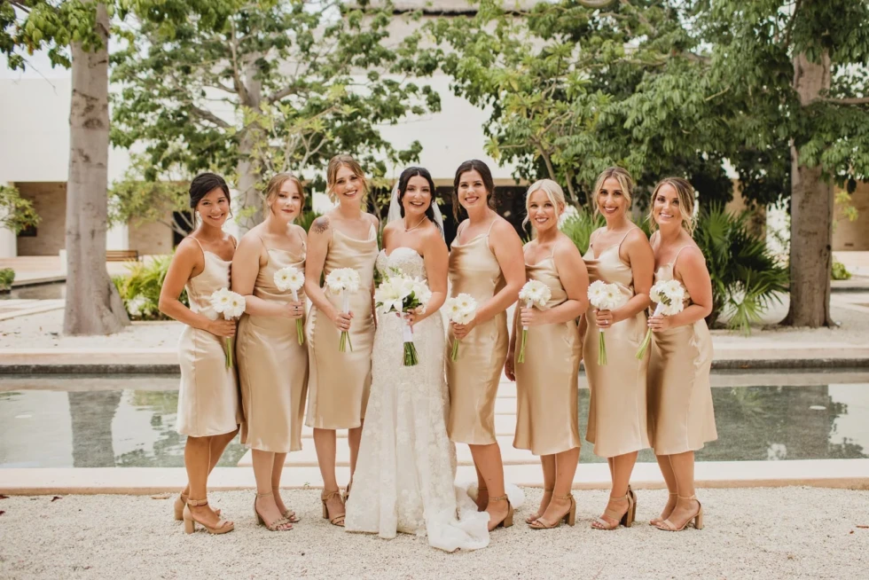 Why Bridesmaids Wear Same Dresses? Oaxaca Tradition.